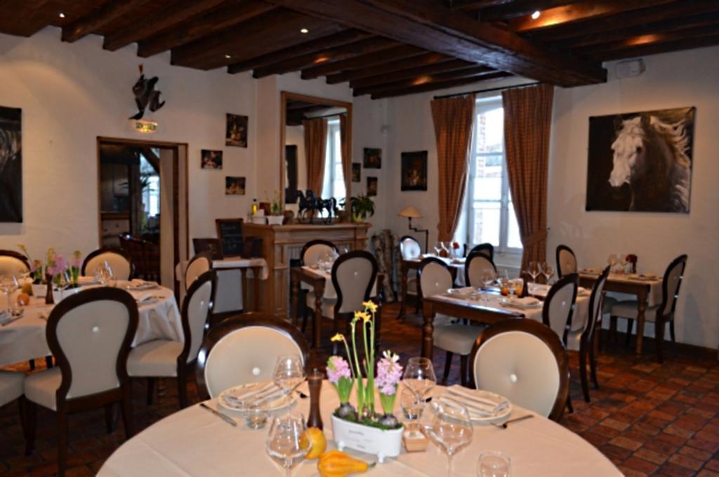 Logis Hotel Auberge Du Cheval Blanc Yvoy-le-Marron Dış mekan fotoğraf